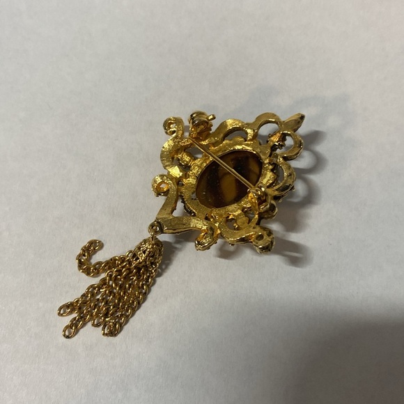 Vintage | Elegant Gold Cameo Brooch with Pearlized & Turquoise coloured Accents - Picture 3 of 4